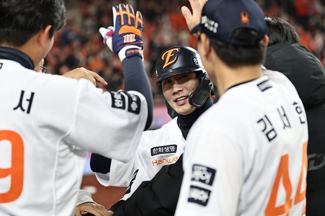 심우준이 8회 말 역전 2타점 적시타를 치고 환호하고 있다. /연합뉴스