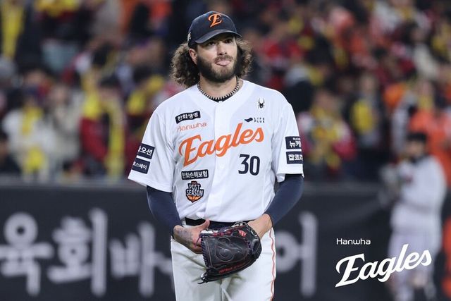 폰세가 혀를 내두르고 있다. /한화 이글스 제공