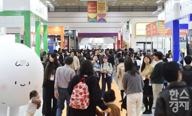 29일 서울 강남구 코엑스에서 2025 푸드위크 코리아가 개막 된 가운데 방문객들이 다양한 부스를 둘러 보고 있다./ 이호형 기자 leemario@sporbiz.co.kr 2025.10.29