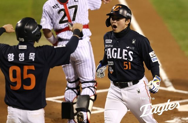 문현빈이 한국시리즈 2차전 1회 초 2점 홈런 직후 환호하고 있다. /한화 이글스 제공