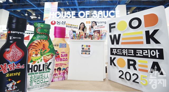 29일 서울 강남구 코엑스에서 2025 푸드위크 코리아가 개막 된 가운데 모델들이 다양한 K-소스를 선보이고 있다./ 이호형 기자 leemario@sporbiz.co.kr 2025.10.29