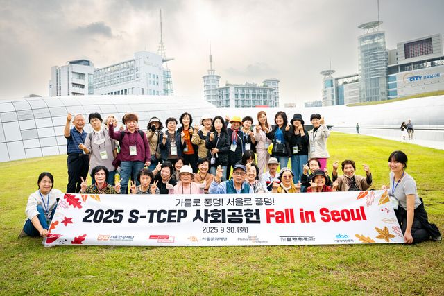 DDP에서 참가자들이 전시 설명을 듣고 단체 사진을 찍고 있다. /서울관광재단 제공