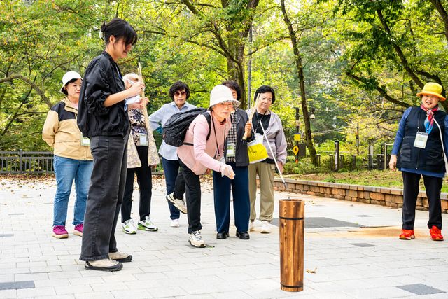 참가자들이 전통놀이를 즐기고 있다. /서울관광재단 제공