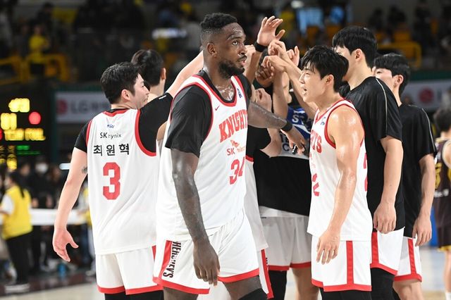 SK 선수단이 개막전 승리 후 기뻐하고 있다. /KBL 제공