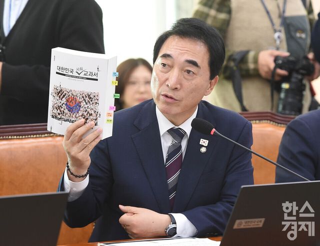 ​더불어민주당 박수현 의원이 22일 오전 서울 여의도 국회 문화체육관광부위원회에서 열린 국정감사에서 김희섭 국립중앙도서관장에게 질의를 하고 있다./이호형 기자 leemario@sporbiz.co.kr 2025.10.22.​