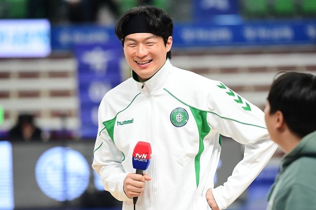 이정현이 700경기 연속 출전을 기념해 인터뷰하고 있다. /KBL 제공