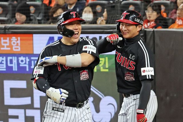 김현수(왼쪽)와 오지환이 한국시리즈 3차전 도중 리드를 잡은 뒤 기뻐하고 있다. /연합뉴스