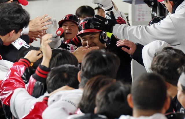 박동원이 더그아웃에서 동료들의 축하를 받고 있다. /연합뉴스
