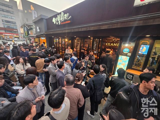 젠슨 황 엔비디아 CEO가 30일 오후 서울 강남구 한 치킨집에서 이재용 삼성전자 회장과 정의선 현대차그룹 회장과 함께 ‘치맥’(치킨+맥주) 회동을 연다는 소식에 북새통을 이루고 있다. / 김근현 기자 khkim@sporbiz.co.kr 2025.10. 30.