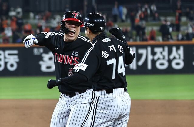 김현수가 한국시리즈 4차전 9회 초 2사에서 역전 2타점 결승타를 친 뒤 포효하고 있다. /연합뉴스