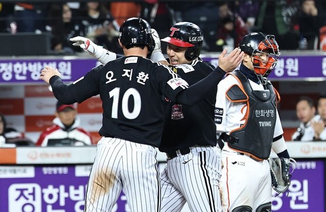 박동원이 2점 홈런을 친 뒤 오지환과 포옹하고 있다. /연합뉴스