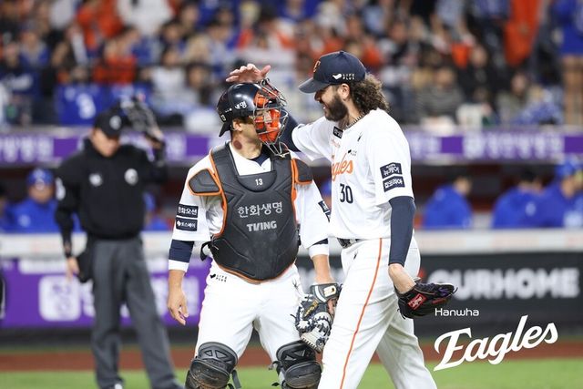 최재훈(왼쪽)과 폰세가 이야기를 나누고 있다. /한화 이글스 제공