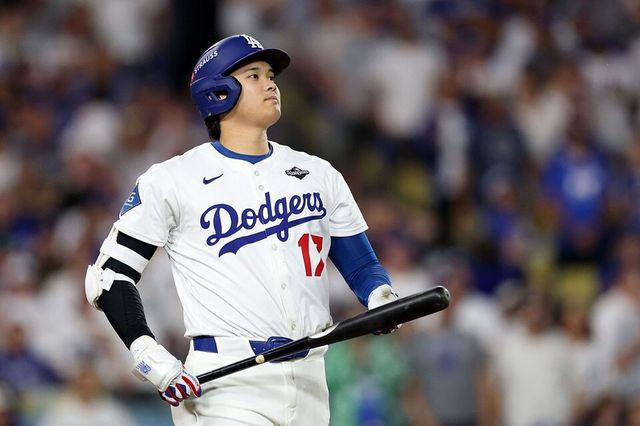 오타니가 월드시리즈 5차전 8회 말 땅볼로 아웃돼 이닝을 마친 뒤 그라운드를 바라보고 있다. /연합뉴스