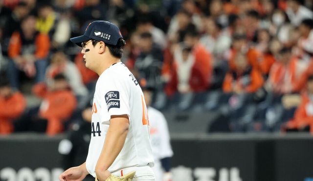 30일 대전한화생명볼파크에서 열린 2025 프로야구 KBO리그 포스트시즌 한국시리즈 4차전 LG 트윈스와 한화 이글스의 경기. 9회초 한화 김서현이 강판 당하고 있다. /연합뉴스