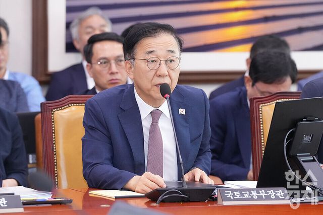 김윤덕 국토부 장관이 21일 서울 여의도 국회에서 국토교통위원회 전체회의에 출석해 의원 질의에 답변하고 있다. /최대성 기자 dpdaesung@sporbiz.co.kr 2025.08.21.
