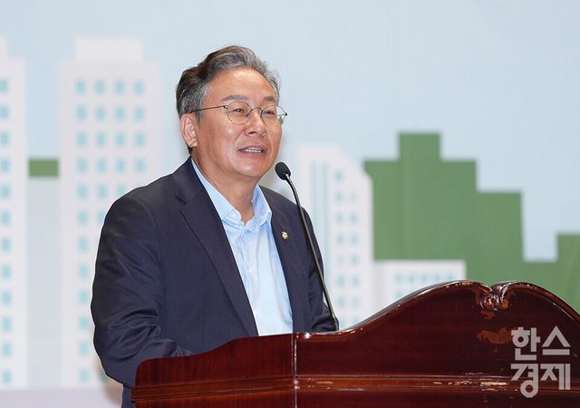 더불어민주당 손명수 의원이 지난해 20일 서울 여의도 국회 의원회관에서 열린 전기차 화재 예방을 위한 국민 대토론회에 참석해 축사를 하고 있다./최대성 기자