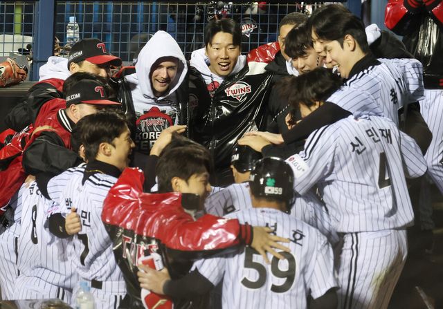 2025 신한 SOL 뱅크 KBO리그 한국시리즈(7전 4승제) 2차전에서 한화 이글스를 13-5로 완파한 LG 트윈스. /연합뉴스