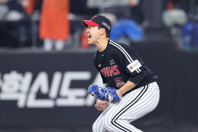 유영찬이 한국시리즈 4차전 9회 등판 후 포효하고 있다. /LG 트윈스 제공