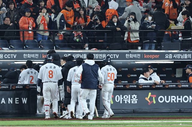 한화 선수단이 한국시리즈 4차전 역전패한 뒤 더그아웃으로 돌아가고 있다. /연합뉴스