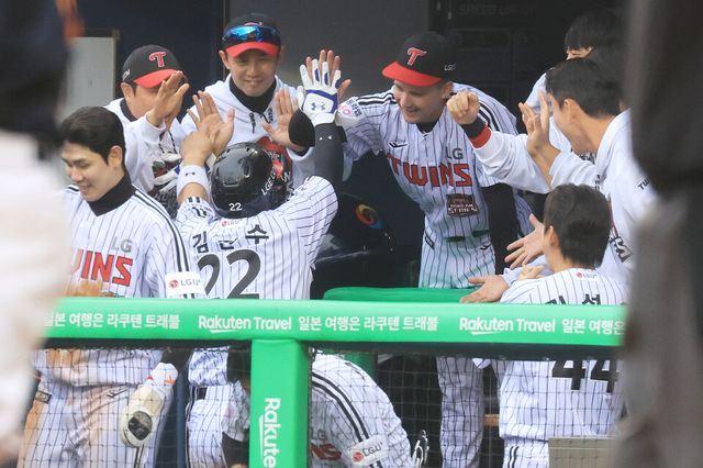 프로야구 LG 트윈스가 73.2%의 확률과 함께 우승 트로피 재탈환을 향한 첫발을 내디뎠다. /연합뉴스