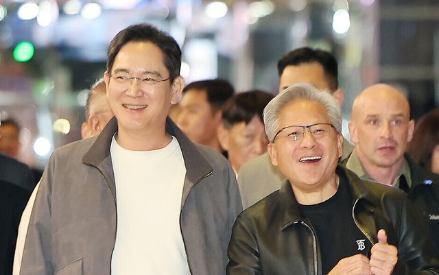 젠슨 황 엔비디아 최고경영자(CEO)가 30일 오후 서울 강남구 삼성동 코엑스 광장에서 열린 지포스 게이머 페스티벌(GeForce Gamer Festival); 엔비디아 PC 게임 페스티벌에 앞서 이재용 삼성전자 회장, 정의선 현대차그룹 회장과 강남 모처 ‘치맥 회동' 후 행사장으로 이동 하고 있다./ 이호형 기자 leemario@sporbiz.co.kr 2025.10.30