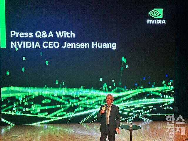 젠슨 황 엔비디아 최고경영자(CEO)가 APEC(아시아태평양경제협력체) 정상회의가 열리는 원화홀에서 기자간담회를 갖고 있다. / 고예인 기자 