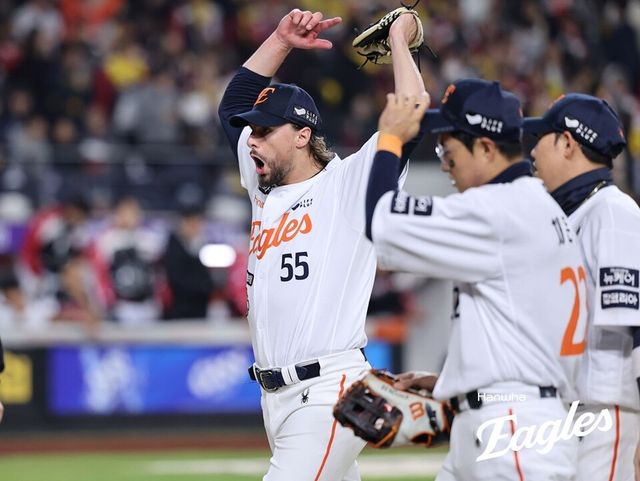 와이스가 7회 초 등판을 마친 뒤 포효하고 있다. /한화 이글스 제공