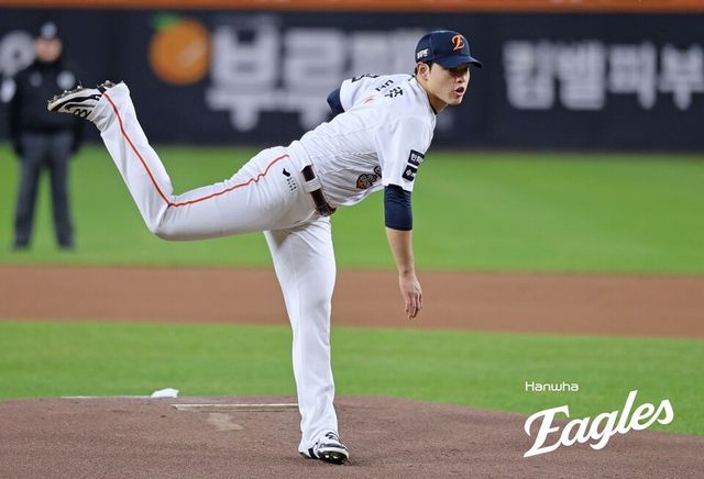 문동주가 한국시리즈 5차전 선발 등판해 투구하고 있다. /한화 이글스 제공