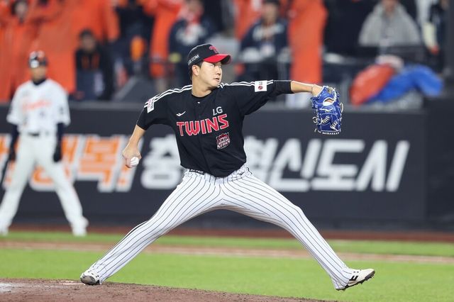 유영찬이 한국시리즈 4차전 9회 등판해 투구하고 있다. /LG 트윈스 제공