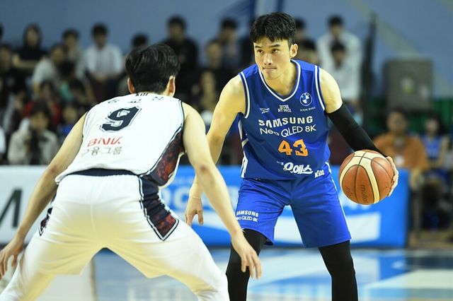 삼성 이대성이 KCC 송교창을 앞에 두고 공격하고 있다. /KBL 제공