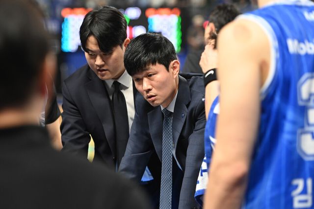 강혁 대구 한국가스공사 감독(가운데). /KBL 제공