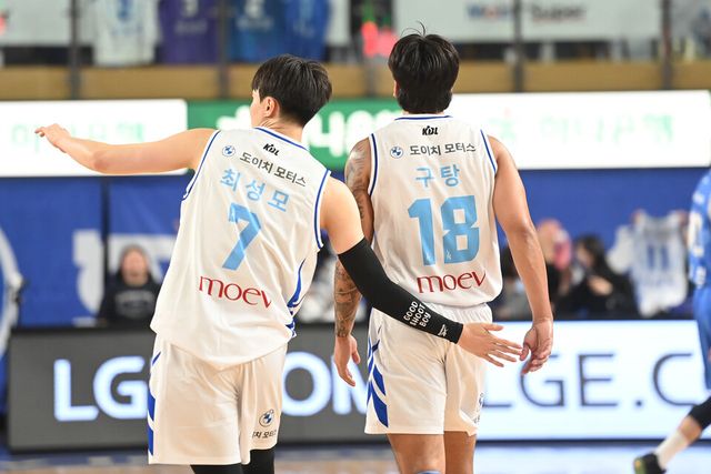 서울 삼성의 최성모와 저스틴 구탕(오른쪽). /KBL 제공