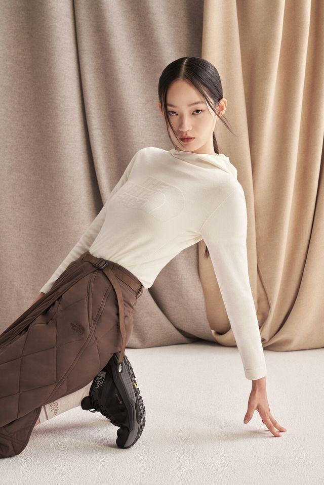 ‘여성용 시온 후디’를 착장한 노스페이스 홍보대사 신현지. /노스페이스 제공