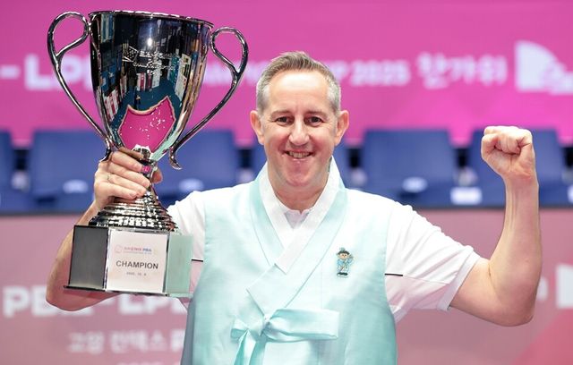 레펀스가 트로피를 들고 기념 촬영하고 있다. /PBA 제공