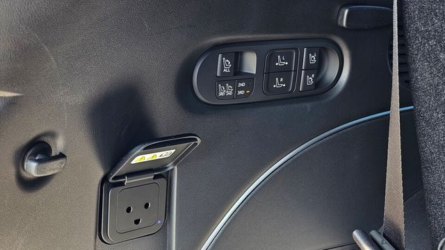  트렁크 공간에 위치한 '실내 전력 공급(V2L)’ 기능./ 곽호준 기자