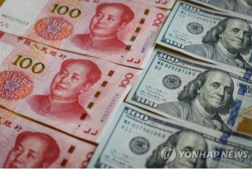 위안화와 달러 지폐./연합뉴스