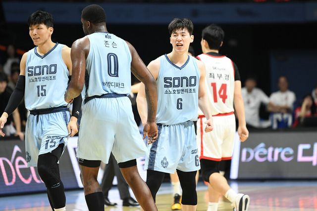 프로농구 고양 소노가 개막 2연패 뒤 단독 선두를 달리던 서울 SK를 꺾고 시즌 첫 승리를 신고했다. /KBL 제공