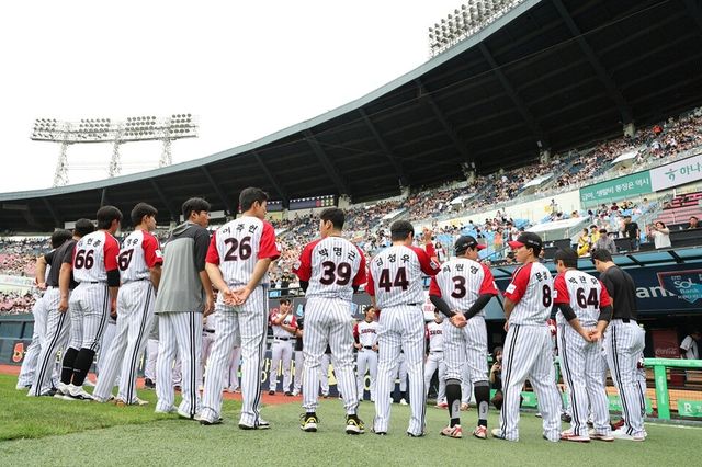 LG 선수단이 경기 전 모여 미팅하고 있다. /LG 트윈스 제공