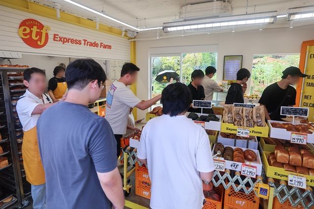 서울 성동구 글로우 성수에 마련된 경제유튜버 슈카의 ETF 베이커리 팝업 스토어가 빵을 사려는 시민들로 붐비고 있다./연합뉴스