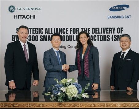 삼성물산이 지난 6일(현지시간) 스웨덴 스톨홀름에서 소형모듈원전 전략적 파트너십 체결 기념식에서 마비 징고니(왼쪽 셋째) GE 버노바 전력 부문 최고경영자(CEO)와 기념사진을 촬영하고 있다.왼쪽부터 제이슨 쿠퍼 GVH SMR 부문 사장, 오세철 삼성물산 대표이사 사장, 마비 징고니 GE Vernova 전력 부문 사장, 김정은 삼성물산 원전영업팀장./삼성물산&nbsp;