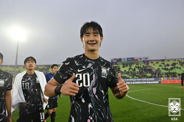 신민하가 양손의 엄지를 치켜세우고 있다. /대한축구협회 제공