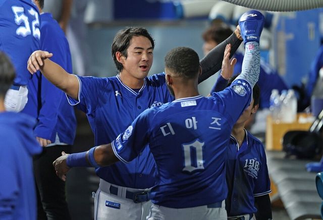 구자욱(왼쪽)과 디아즈가 포옹하고 있다. /삼성 라이온즈 제공