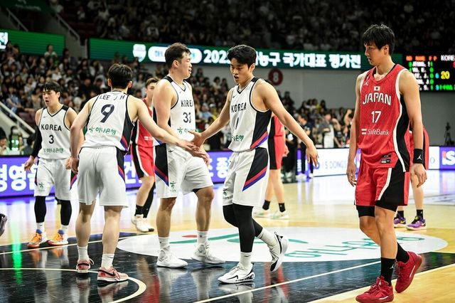 이정현(왼쪽 두 번째)와 유기상(왼쪽 네 번째)가 대표팀 경기 중 하이파이브하고 있다. /KBL 제공