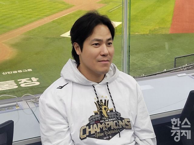 김진성이 1일 잠실구장에서 인터뷰를 앞두고 취재진 촬영에 응하고 있다. /신희재 기자