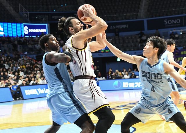 마레이(가운데)가 소노 선수들의 수비에 고전하고 있다. /KBL 제공