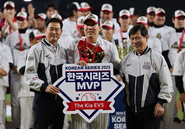 김현수가 한국시리즈 MVP로 선정돼 포즈를 취하고 있다. /연합뉴스