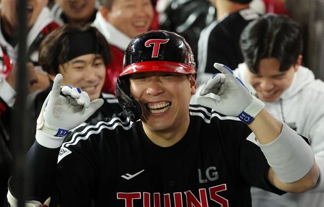 김현수가 더그아웃에서 동료들의 축하를 받고 있다. /연합뉴스