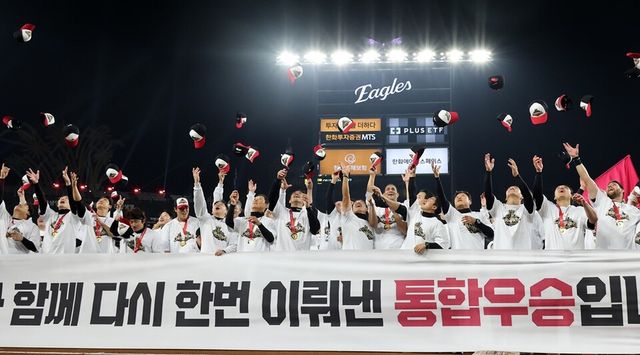 LG 선수단이 통합 우승을 차지한 뒤 모자를 던지며 기뻐하고 있다. /연합뉴스
