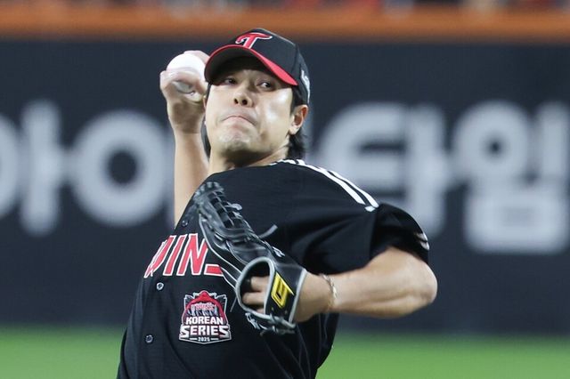 김진성이 한국시리즈 3차전 구원 등판해 역투하고 있다. /연합뉴스