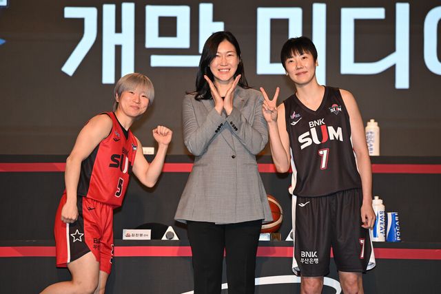 부산 BNK 안혜지(왼쪽)와 박정은 감독(가운데), 박혜진이 미소를 짓고 있다. /WKBL 제공